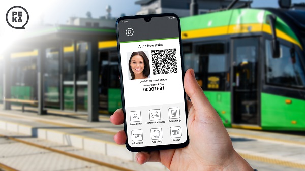 Widok smartfona z panelem Aplikacji PEKA na tle tramwaju3
